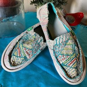GENTLY USED SANUK SLIP ONS IN SIZE 8